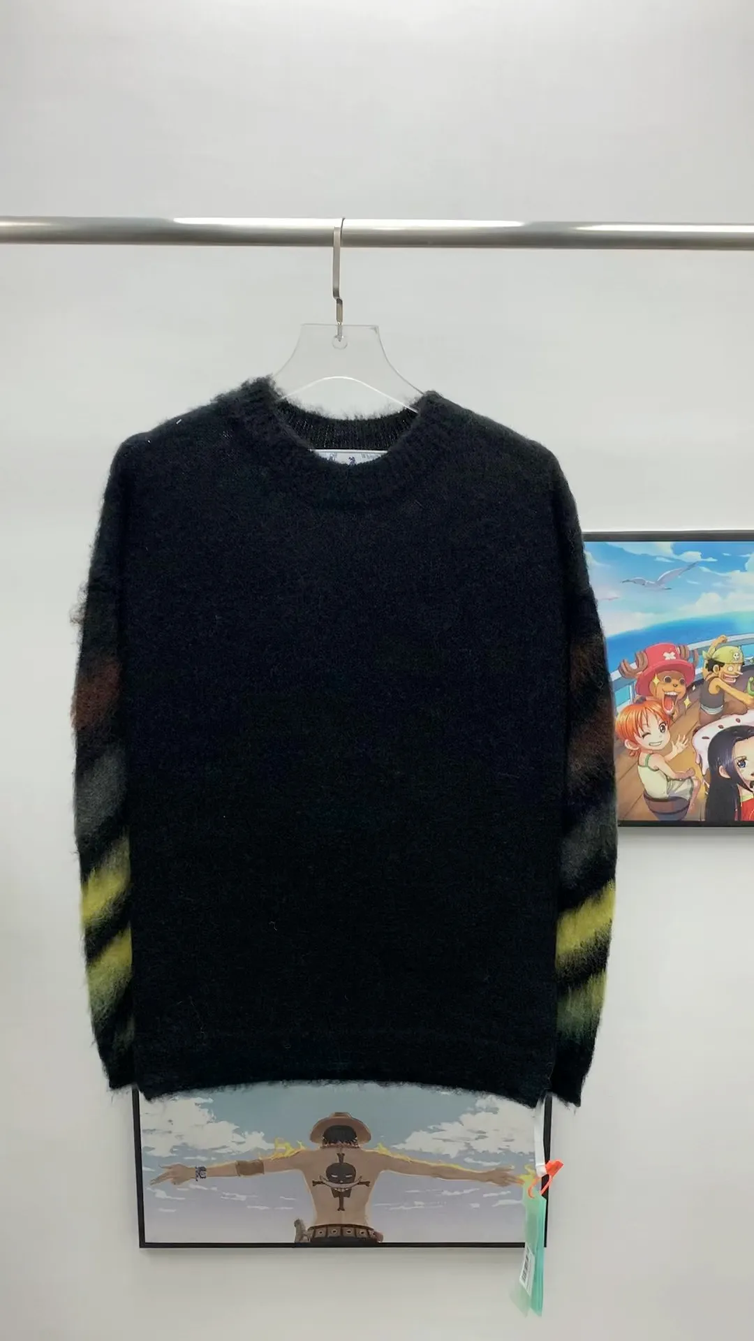 Frontal real shot video——New top tested version OFFWHITE (OW) gradient mohair striped arrow sweater hoodie gradient rendering arrow couple sweater Mohair (English Mohair; Turkish: MUKHYAR) refers to the coat of Angora goats, also known as Angora goat hair. The name comes from Turkish, meaning "the best hair". It has good elasticity, pressure resistance and special luster. It is an excellent raw material for making plush fabrics and one of the most advanced animal textile fiber raw materials in the world market. Mohair has a shape similar to long wool. The fiber surface is smooth, strong luster, high strength, good elasticity, less curl, and easy to wash. Mohair can be used in jacquard blankets, long-haired coats and high-gloss wool fabrics. Mohair sweaters from ow are released every year🛒 The same style and ever-changing colors. There is really no girl who doesn’t love it. It is super suitable for wearing under a down jacket in winter without being bulky! If the lower body is missing, their favorite os version🙋🏻‍♀️ intuitively adds natural softness and fairy beauty effect, which is the best choice! The upper body is lightweight and does not weigh down the body while keeping warm. The sleeves and the gradient arrow parts on the back are repeatedly patterned until the gradient level is satisfied before large-scale products are released. The craftsmanship is extremely demanding. Each sweater is woolen at least ten times to give it a plush, thick feel and good fluffiness! ✅ Fabric composition: 50% mohair 32 spandex 18% wool, three-level anti-pilling Color: black and white gradient Sizes Mohair is lighter and softer, so be careful not to machine wash it, not machine washable! ! emphasize! !  ⚠️Hand wash with warm water and cold water P:440